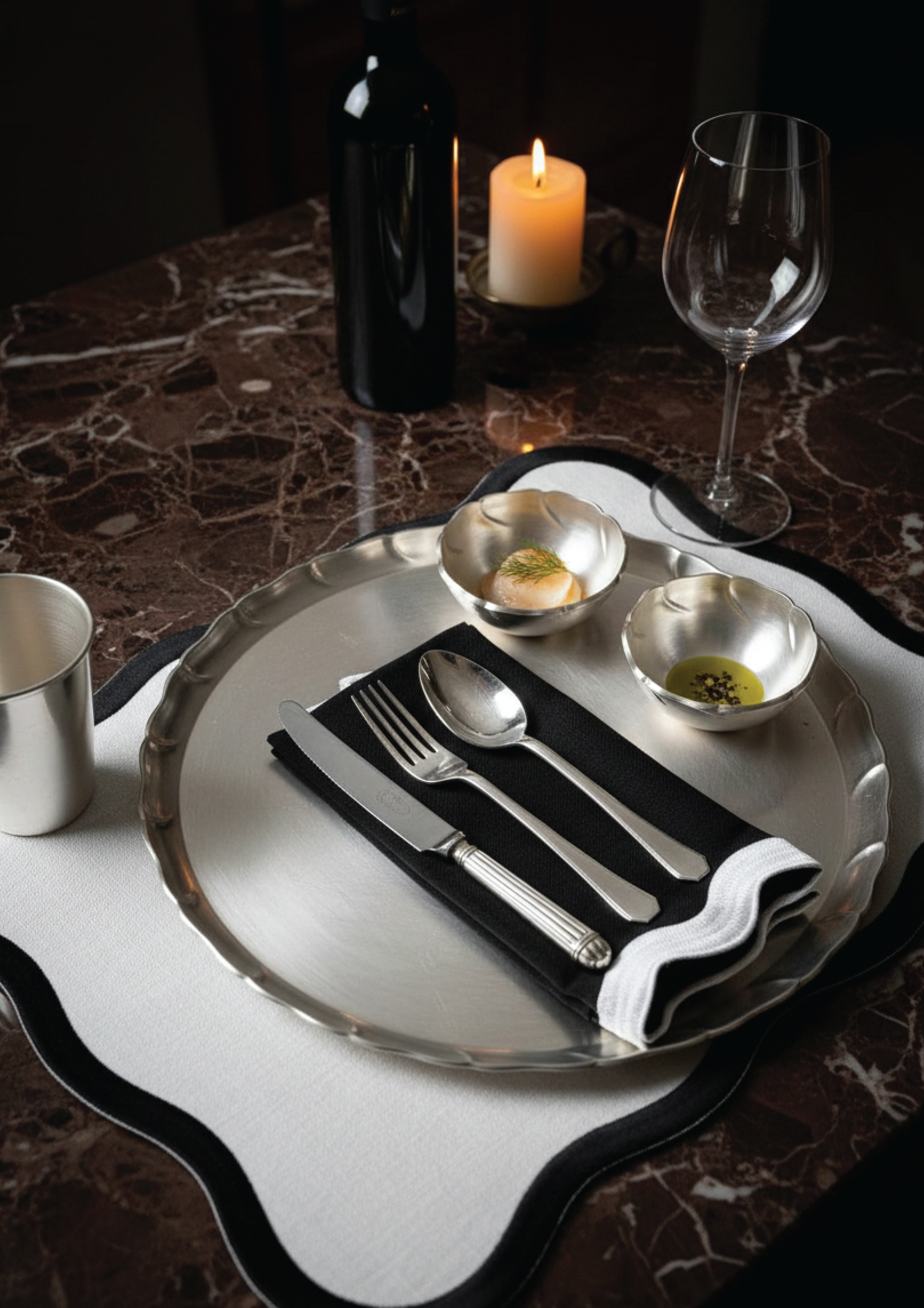 Scallop Black Placemat & Table Napkin