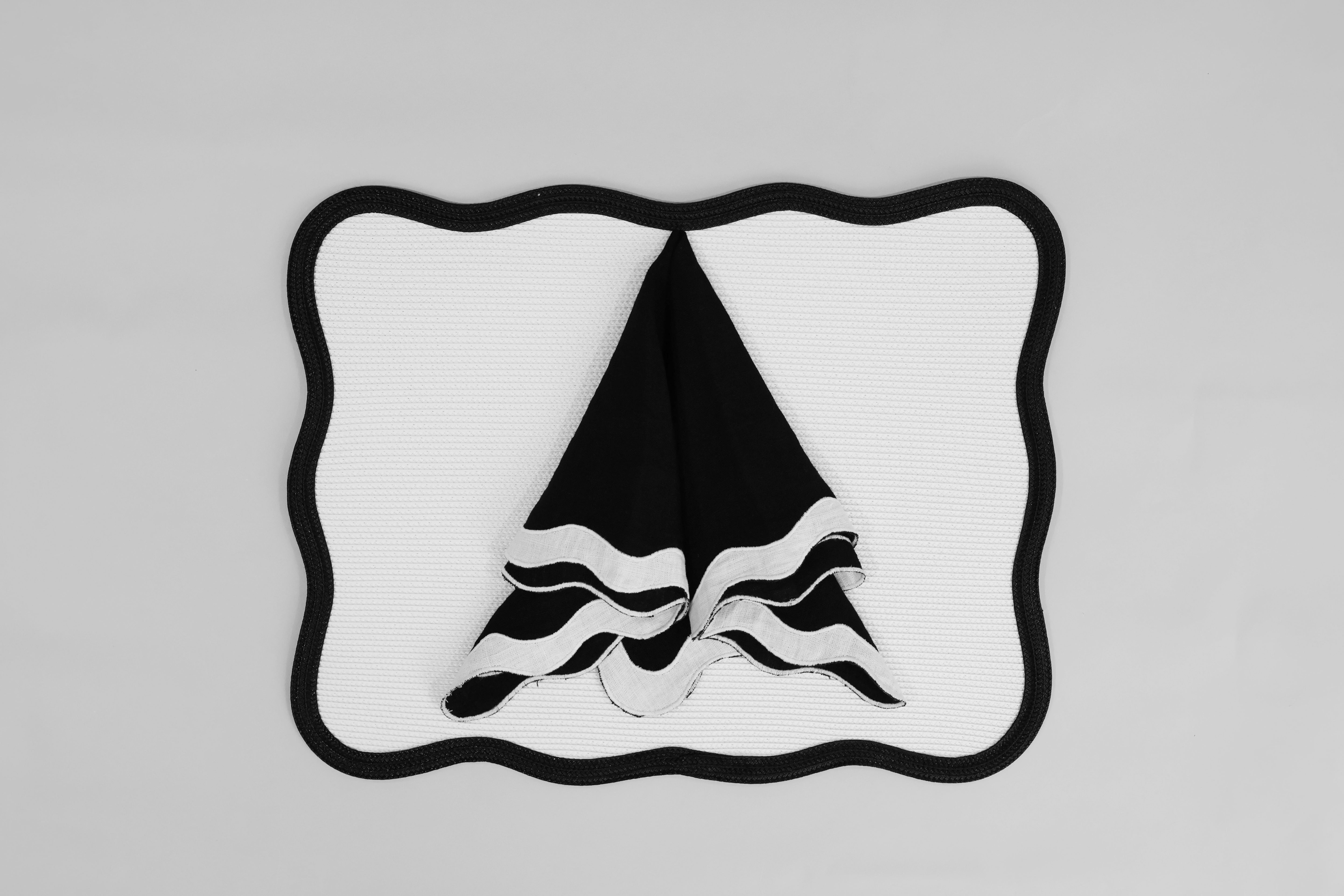 Scallop Water-Resistant Placemat- Black